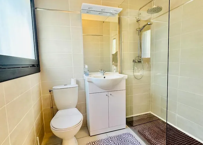 Le For 3 Guests Near Train Station *